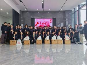 鮮花贈(zèng)芳華，好禮敬巾幗